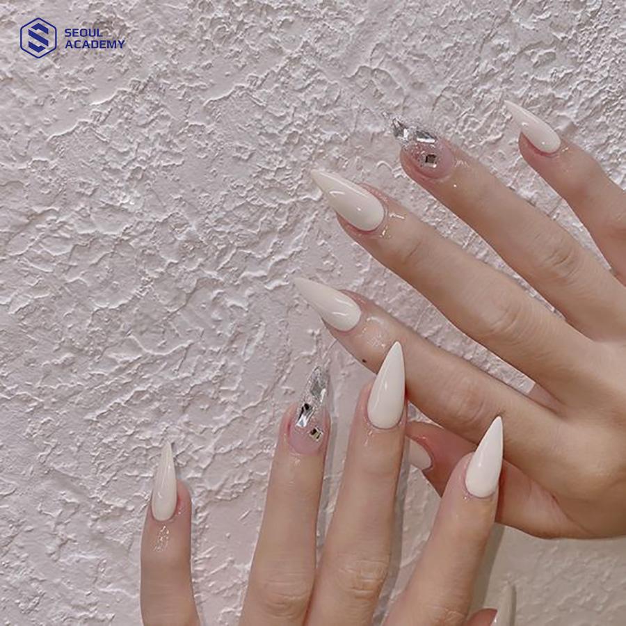 Gợi ý mẫu nail trắng đính đá đơn giản nhưng không kém phần sang chảnh