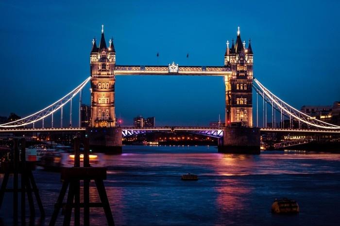 Cầu tháp London bắc qua sông Thames lộng lẫy về đêm