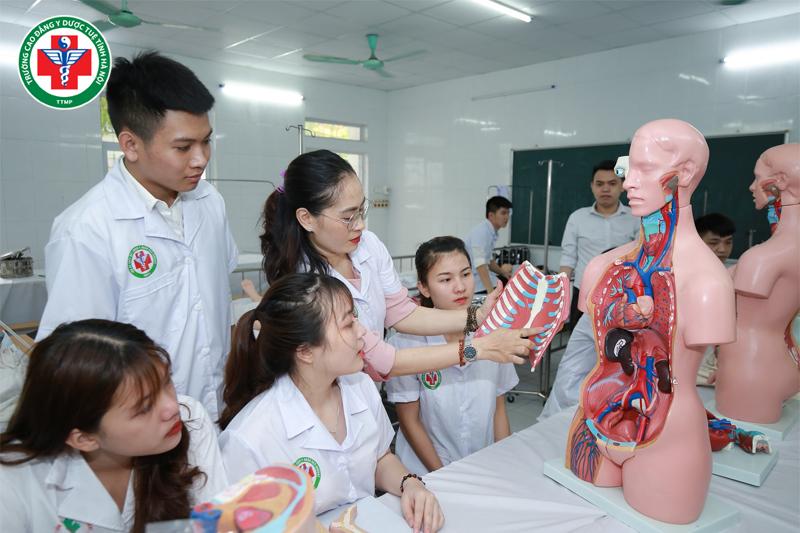 Chương trình đào tạo ngành Y đa khoa trải dài ở nhiều chuyên ngành