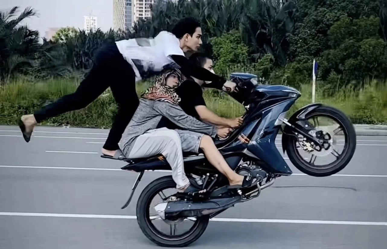 Bốc đầu xe máy, dân tổ lái nhận mức phạt nặng thế nào?